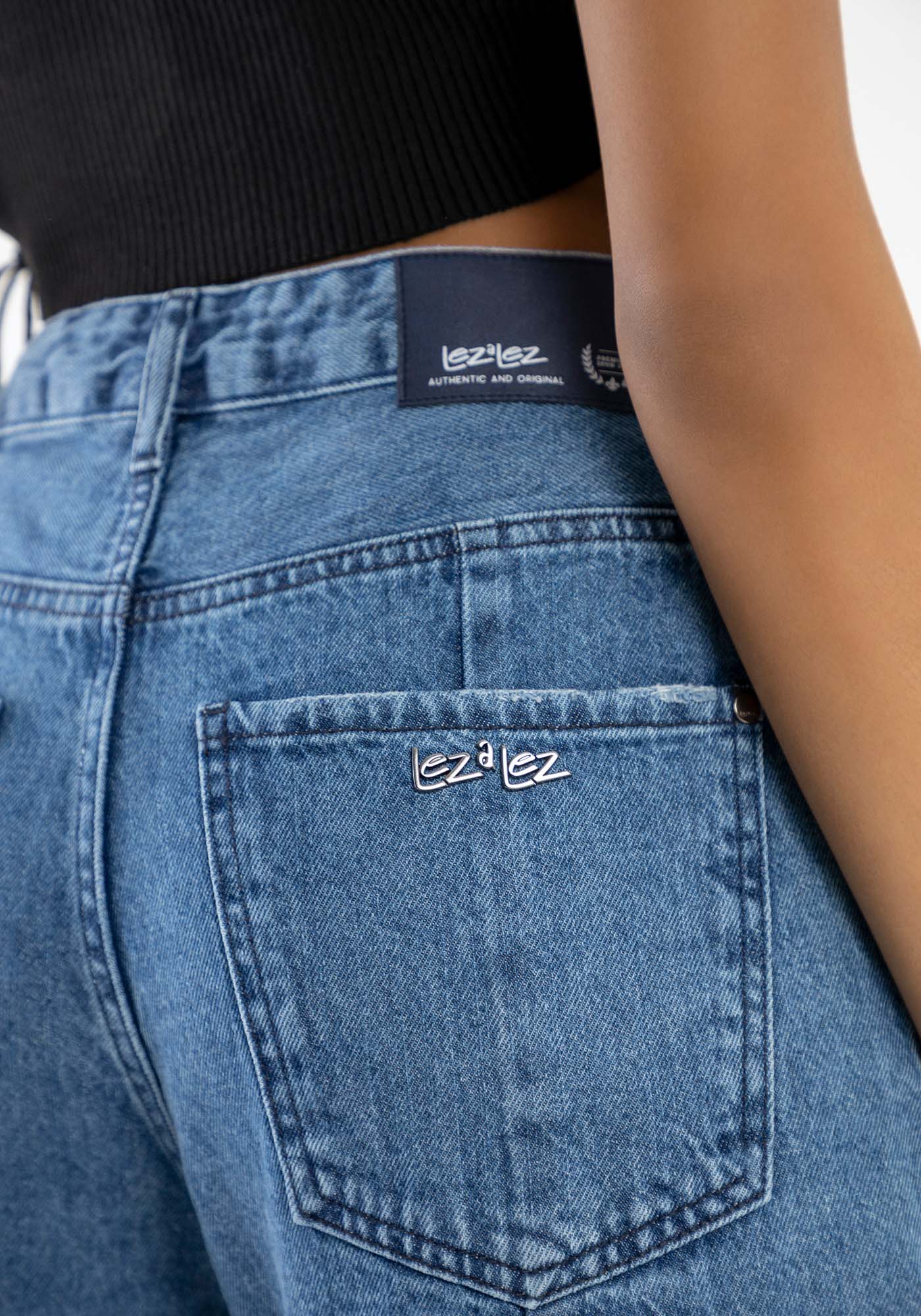 Calça Mom Jeans com Prega e Recorte no Bolso Azul